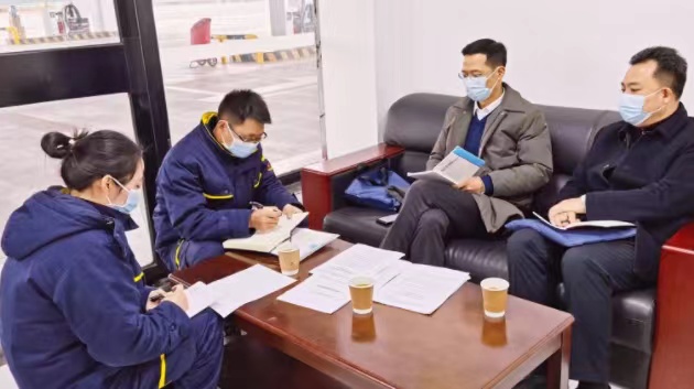 蜀交航油公司开展岁末年初安全检查暨送温暖活动照片2.jpg