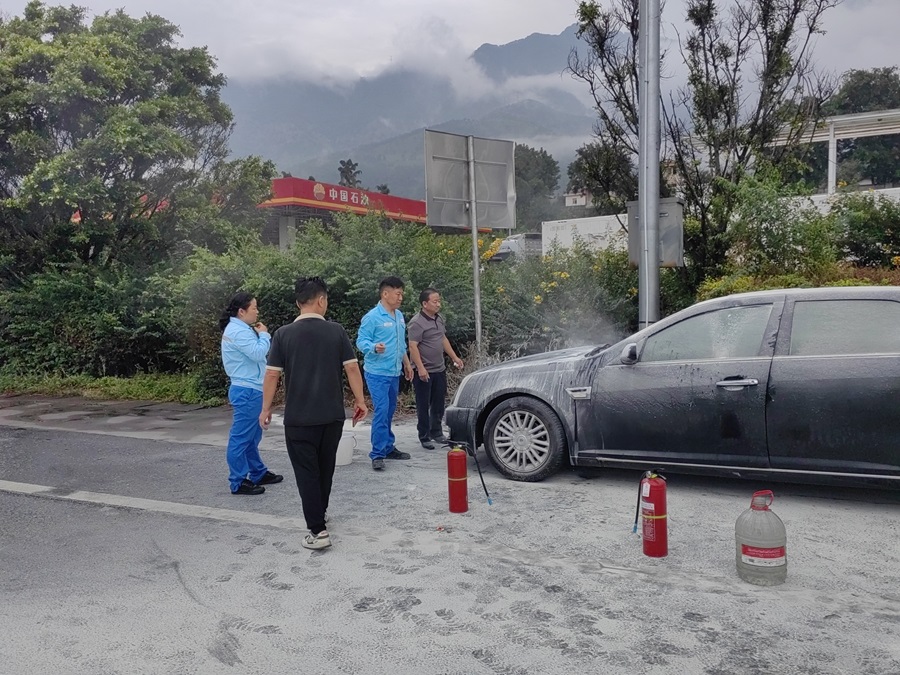 9月30日，德昌加油站成功化解一起车辆自燃险情.jpg
